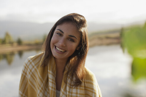 Porträt einer lächelnden Frau am Seeufer - CAIF00116