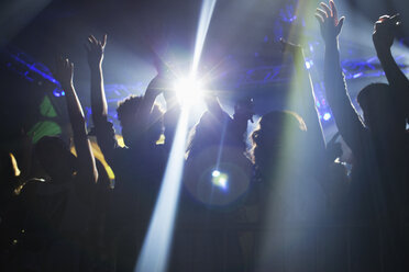 Scheinwerferlicht über der tanzenden Menge auf der Tanzfläche - CAIF00204