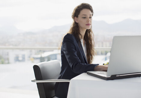 Geschäftsfrau mit Laptop im Büro - CAIF00218