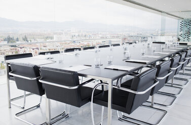 Leerer Konferenzraum mit Blick auf die Stadt - CAIF00261