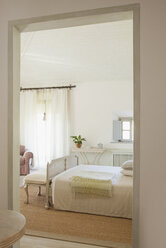 Blick auf das luxuriöse Schlafzimmer durch die Türöffnung - CAIF00324