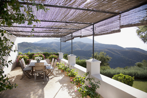 Blick auf die Berge vom Luxusbalkon, lizenzfreies Stockfoto