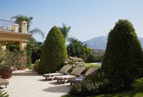 Liegestühle und Handtücher am Pool eines Luxushotels, lizenzfreies Stockfoto