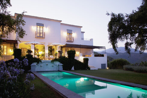 Luxuriöser Pool und Villa in der Abenddämmerung - CAIF00333