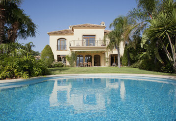 Luxury swimming pool and Spanish villa - CAIF00352