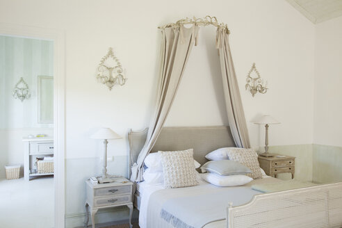 Bett mit Baldachin in einem luxuriösen Schlafzimmer - CAIF00357