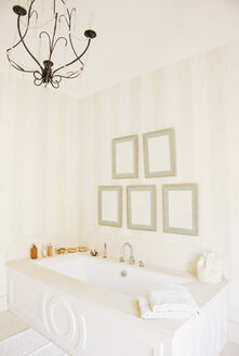 Kronleuchter über der Badewanne im Luxusbad - CAIF00360