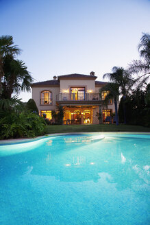 Luxuriöser Swimmingpool und Villa in der Abenddämmerung - CAIF00365