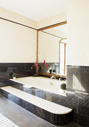Schwarzer Marmor umgibt die Badewanne im Luxusbad - CAIF00369