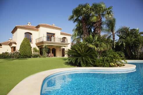 Schwimmbad und spanische Villa - CAIF00371