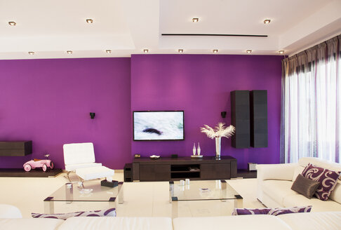 Lila Wand im Luxus-Wohnzimmer - CAIF00382