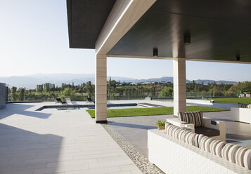 Luxuriöse Terrasse mit Blick auf den Swimmingpool und die Berge - CAIF00386
