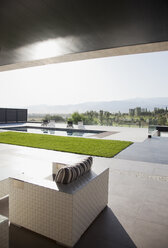 Luxuriöse Terrasse mit Blick auf das Schwimmbad - CAIF00387