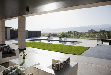 Luxuriöse Terrasse mit Blick auf den Swimmingpool und die Berge - CAIF00388