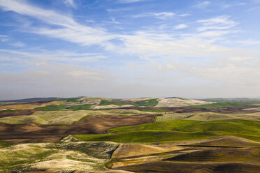 Luftaufnahme der hügeligen Landschaft - CAIF00426