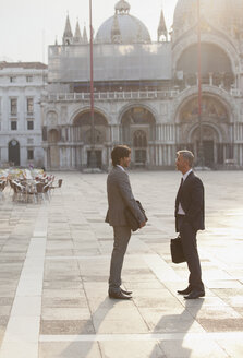 Geschäftsleute im Gespräch auf dem Markusplatz in Venedig - CAIF00577