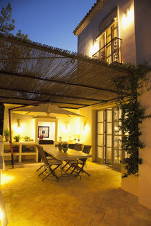 Beleuchteter Innenhof der Luxusvilla - CAIF00645