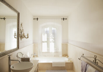 Luxury bathroom - CAIF00646