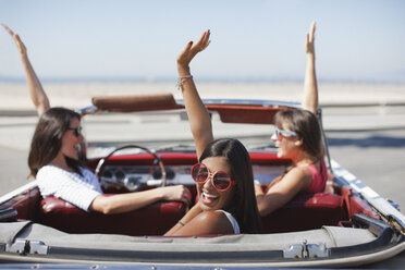 Frauen jubeln im Cabrio - CAIF00655