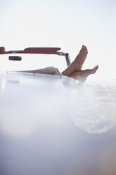 Füße einer Frau auf einem Cabrio ruhend - CAIF00657
