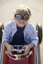Junge mit Schutzbrille im Go-Kart - CAIF00663
