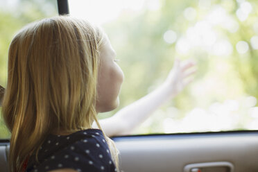 Mädchen greift aus dem Autofenster - CAIF00673