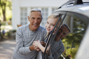 Older man talking to granddaughter in car window - CAIF00682