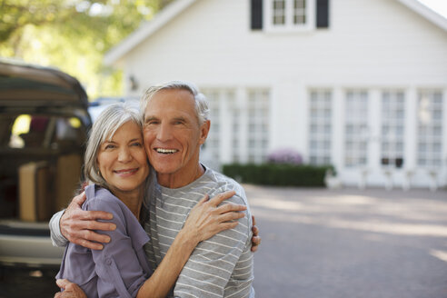 Lächelndes älteres Paar, das sich im Freien umarmt - CAIF00715