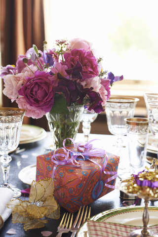 Gedeckter Tisch für den Hochzeitsempfang, lizenzfreies Stockfoto