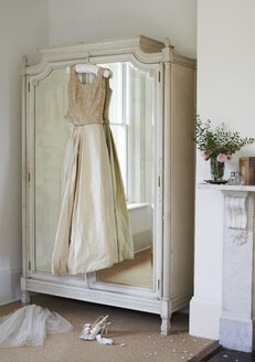 Hochzeitskleid an der Garderobe hängend - CAIF00766