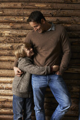 Vater und Sohn umarmen sich im Freien - CAIF00848