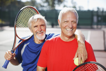 Ältere Männer lächelnd auf dem Tennisplatz - CAIF00861