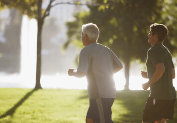 Ältere Männer joggen zusammen im Park - CAIF00863