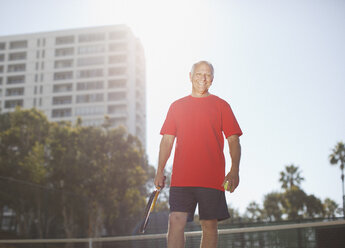Älterer Mann spielt Tennis auf dem Platz - CAIF00866