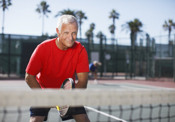 Älterer Mann spielt Tennis auf dem Platz - CAIF00868