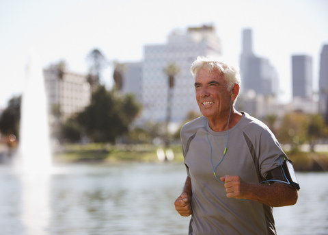 Älterer Mann joggt im Freien, lizenzfreies Stockfoto