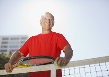 Älterer Mann spielt Tennis auf dem Platz - CAIF00892