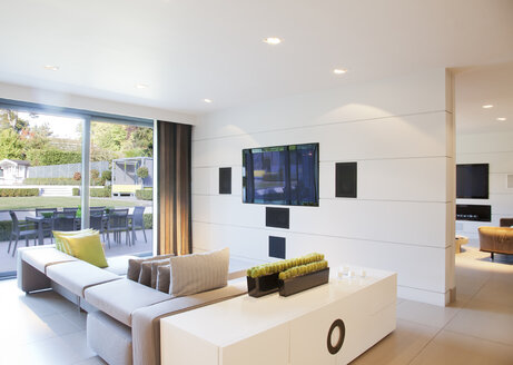 Sofa und Fernseher im modernen Wohnzimmer - CAIF00993