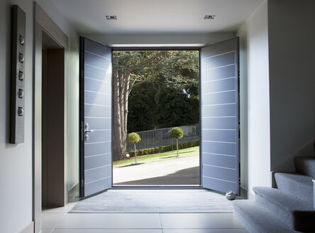 Haustüren und Gehweg eines modernen Hauses - CAIF00995