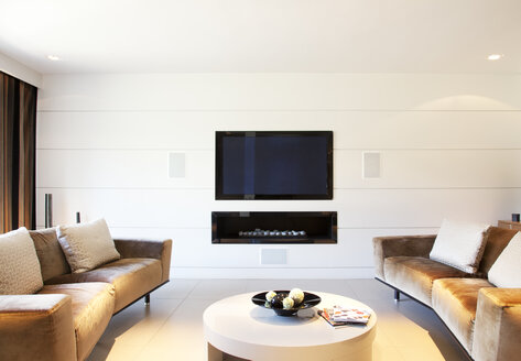 Sofa und Fernseher im modernen Wohnzimmer - CAIF01002