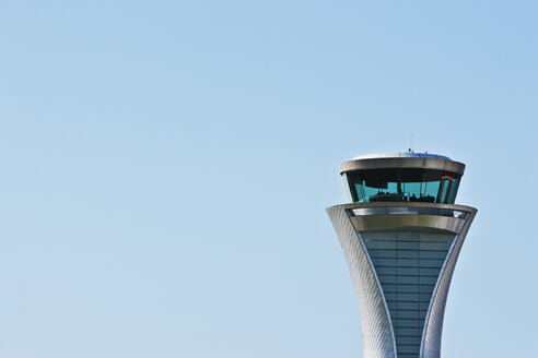 Luftverkehrskontrollturm und blauer Himmel - CAIF01010