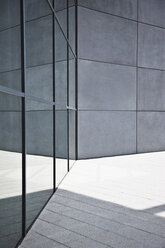 Glas- und Betonwände eines modernen Gebäudes - CAIF01013