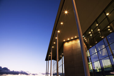 Modernes Gebäude bei Sonnenuntergang beleuchtet - CAIF01022