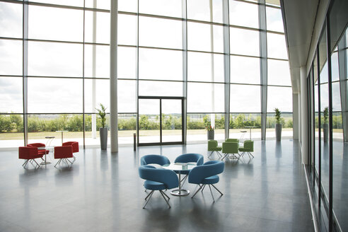 Stühle und Tische im Eingangsbereich des Büros - CAIF01023