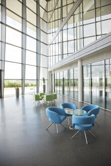 Stühle und Tisch im Eingangsbereich des Büros - CAIF01028