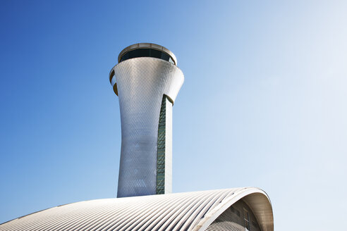 Luftverkehrskontrollturm und blauer Himmel - CAIF01036