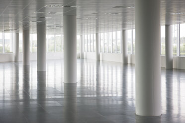 Säulen in leerem Bürogebäude - CAIF01037