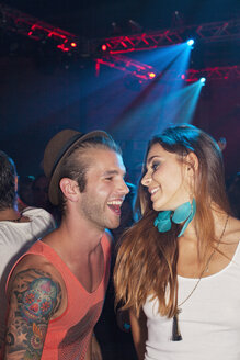 Lächelndes Paar tanzt im Nachtclub - CAIF01047