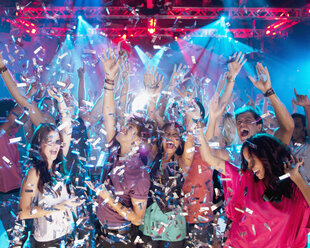Konfetti fällt über die begeisterte Menge auf der Tanzfläche eines Nachtclubs - CAIF01049