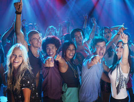 Porträt einer begeisterten Menge auf der Tanzfläche eines Nachtclubs - CAIF01078